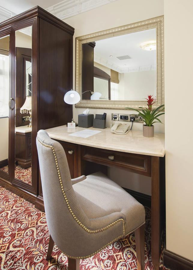 The George Street Hotel Оксфорд Екстериор снимка A dressing table