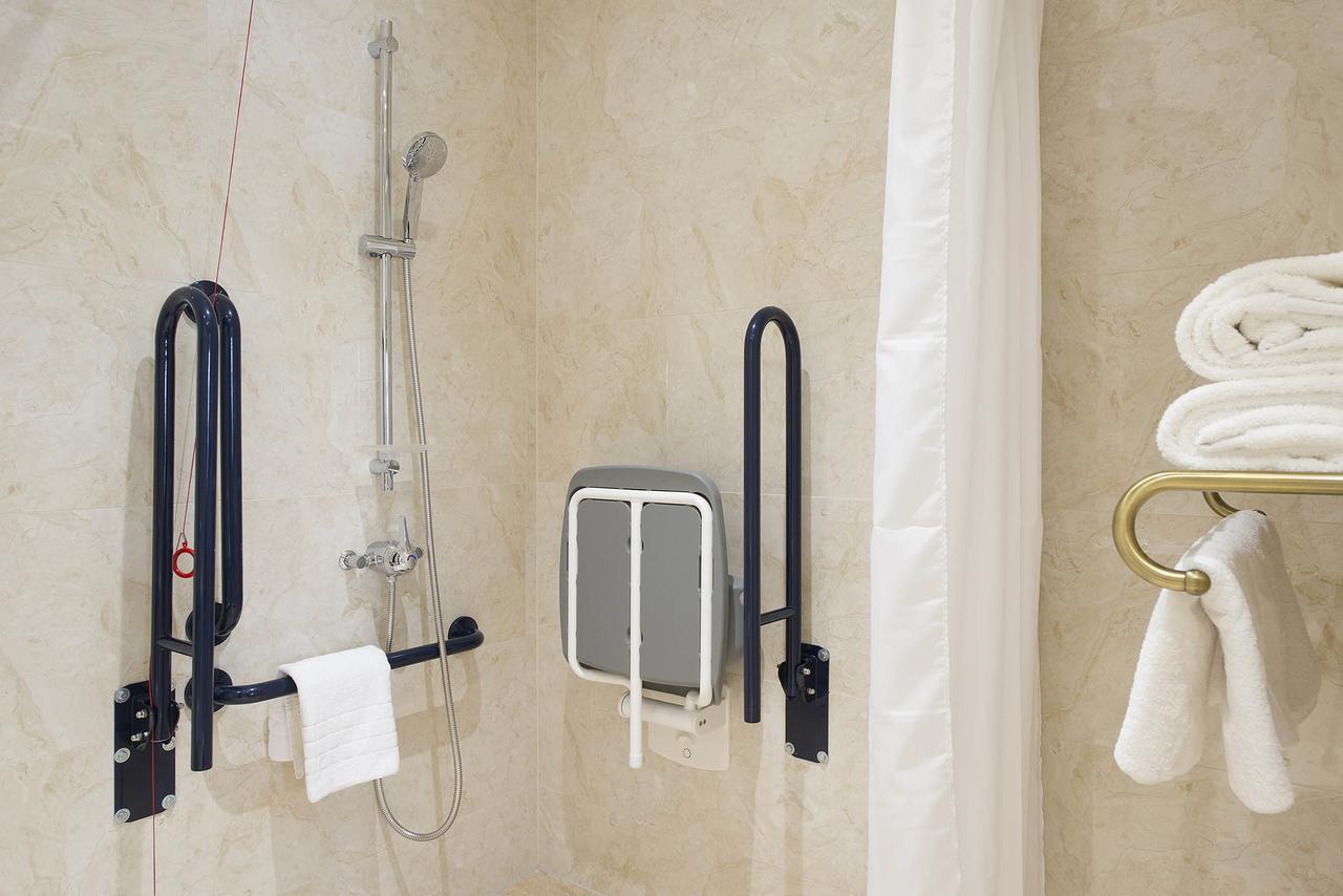 The George Street Hotel Оксфорд Екстериор снимка Disabled shower facilities