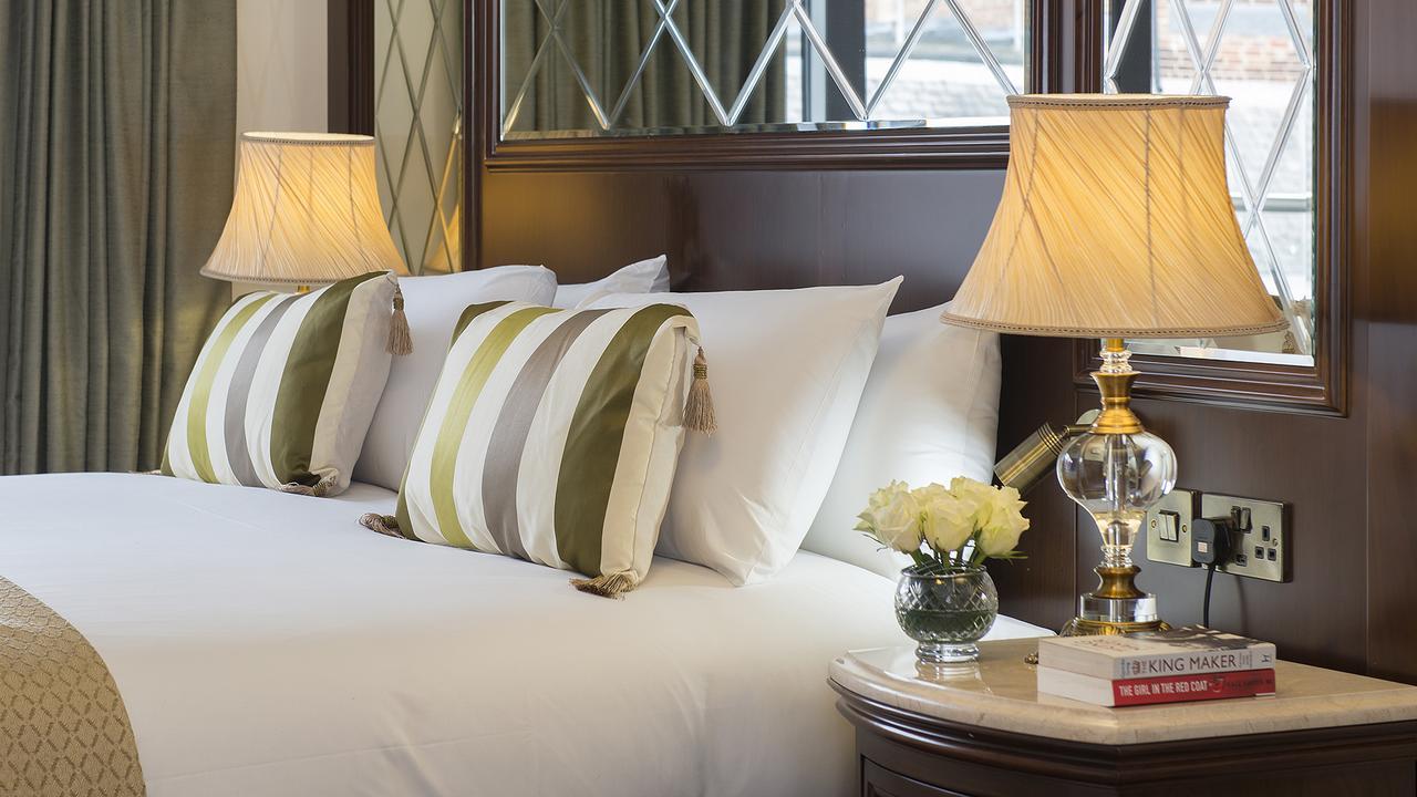 The George Street Hotel Оксфорд Екстериор снимка A bedroom at The Imperial