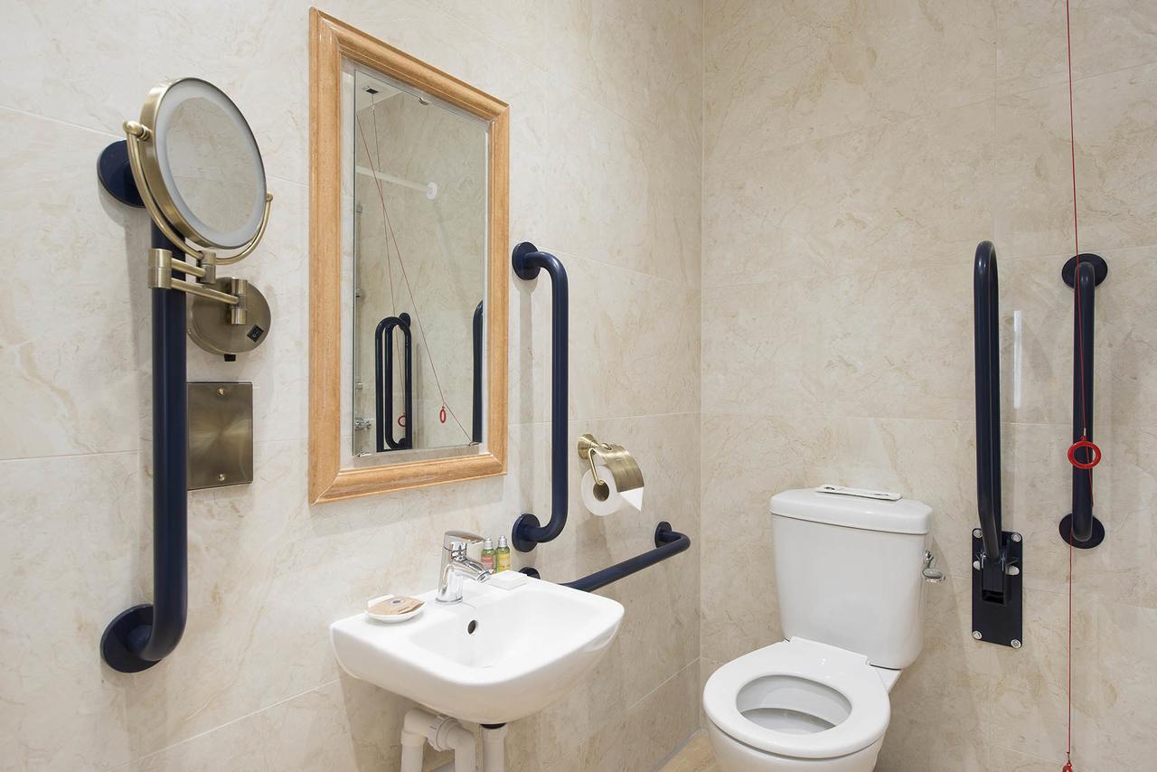 The George Street Hotel Оксфорд Екстериор снимка Disabled toilet with alarm