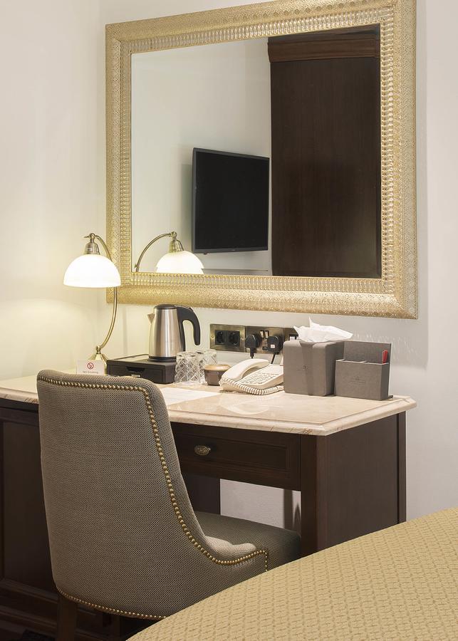 The George Street Hotel Оксфорд Екстериор снимка A hotel room desk with a telephone, a kettle, and a television