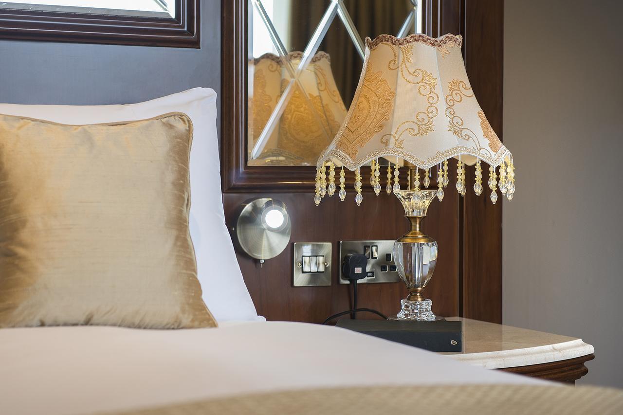 The George Street Hotel Оксфорд Екстериор снимка A table lamp