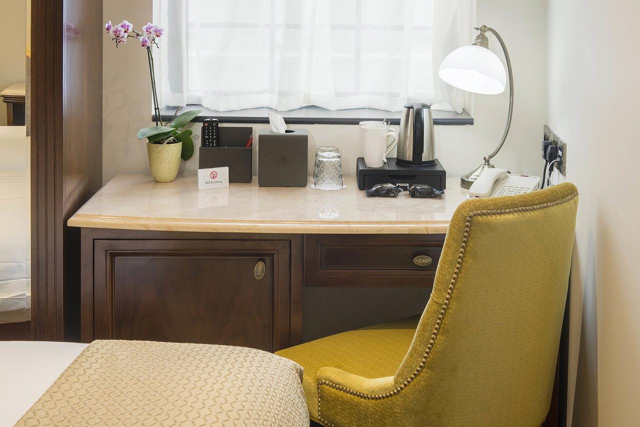 The George Street Hotel Оксфорд Екстериор снимка A desk with a built-in lamp
