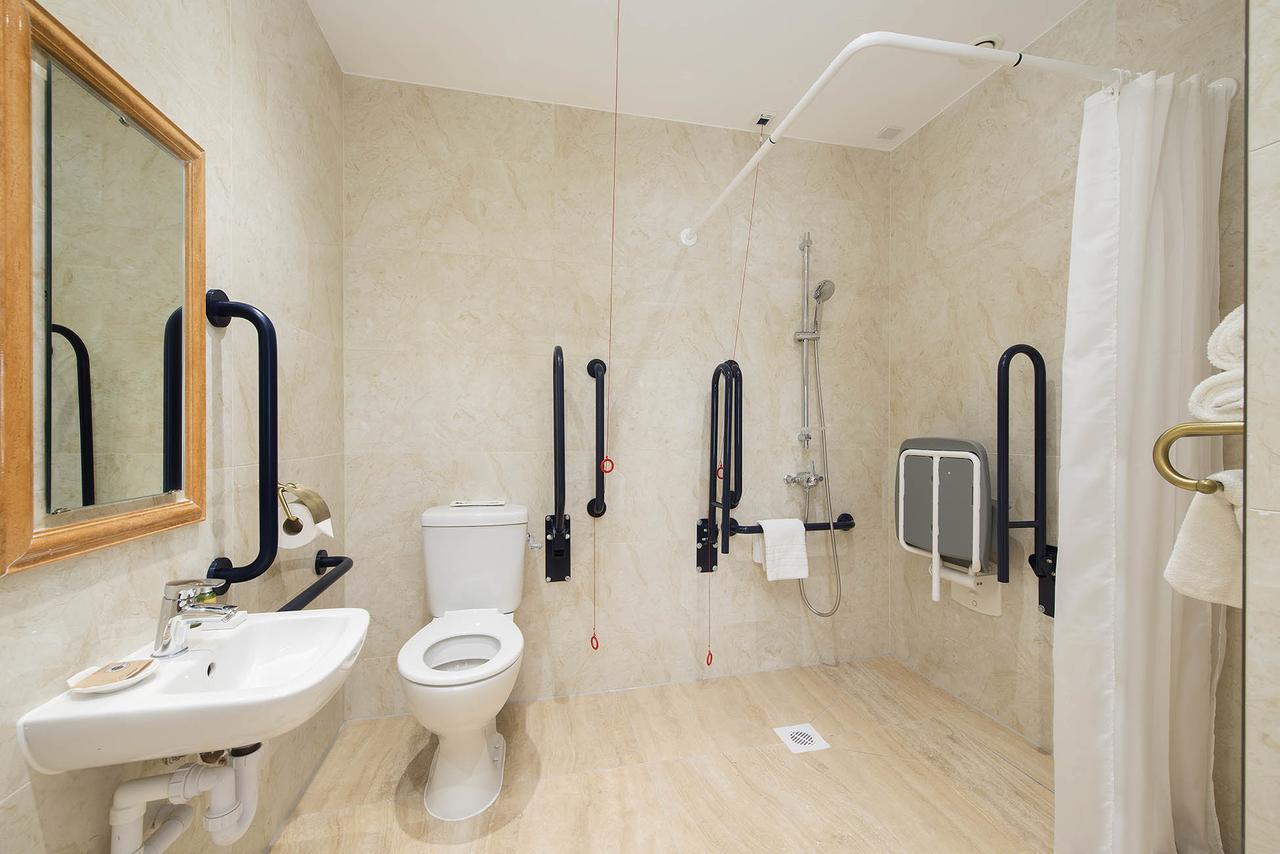 The George Street Hotel Оксфорд Екстериор снимка Disabled toilet with alarm