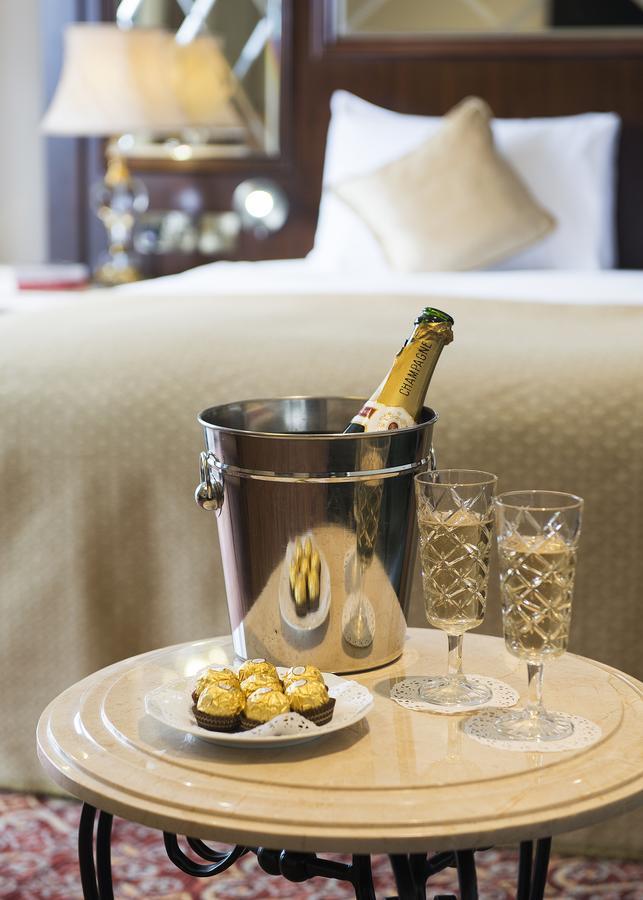 The George Street Hotel Оксфорд Екстериор снимка Champagne in a champagne bucket