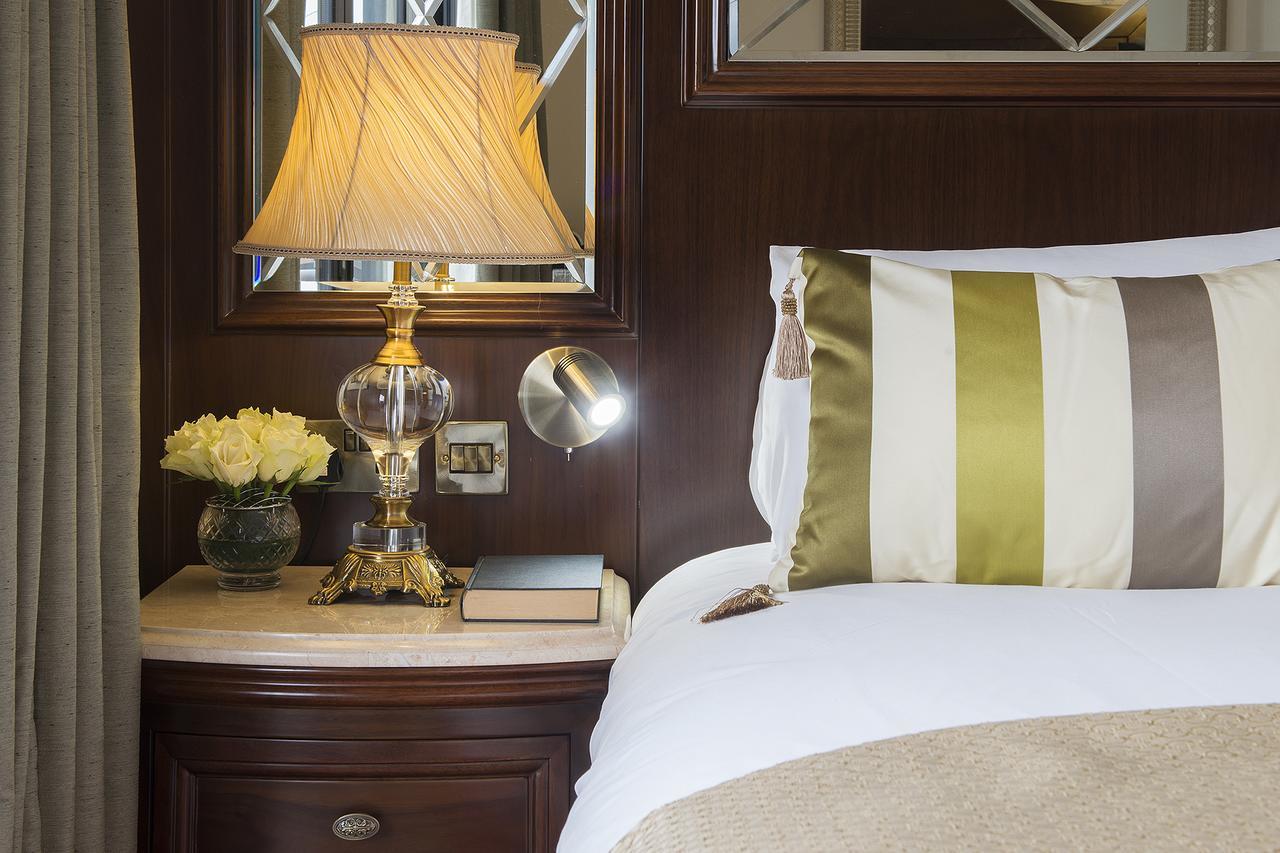 The George Street Hotel Оксфорд Екстериор снимка A bedside table