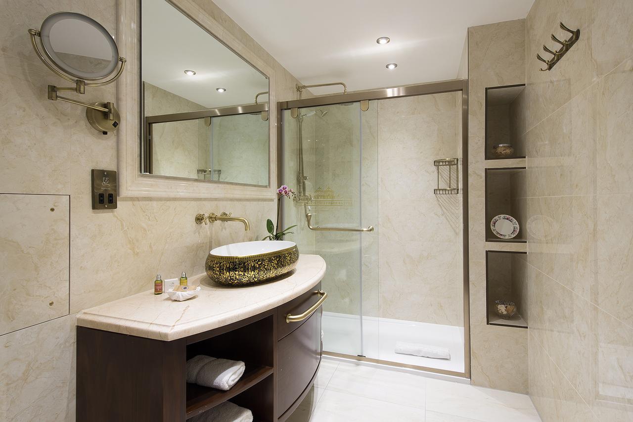 The George Street Hotel Оксфорд Екстериор снимка A bathroom with a shower enclosure
