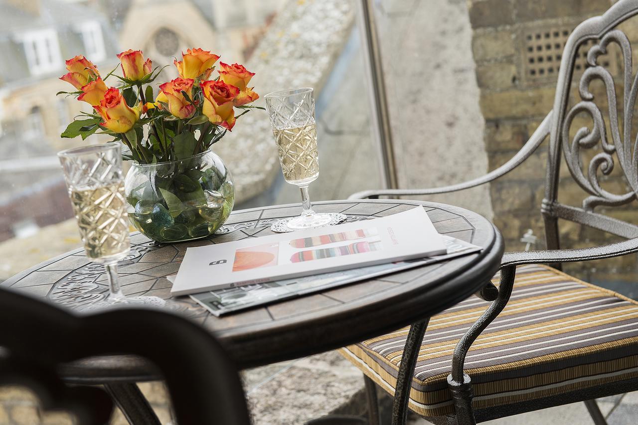 The George Street Hotel Оксфорд Екстериор снимка A bistro table in Paris