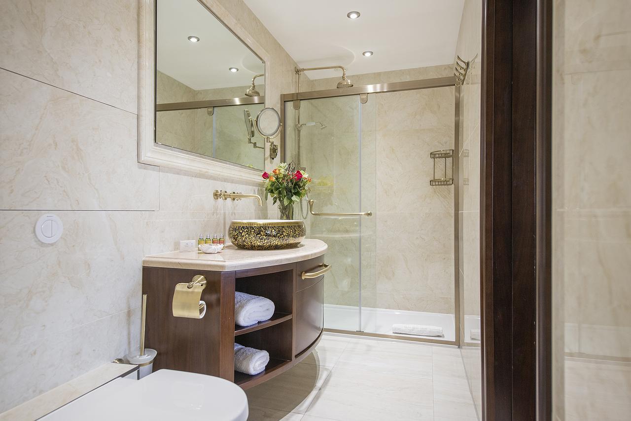 The George Street Hotel Оксфорд Екстериор снимка A bathroom in a hotel