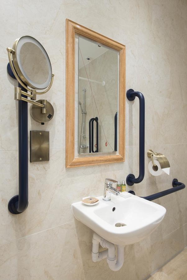 The George Street Hotel Оксфорд Екстериор снимка Disabled toilet facilities