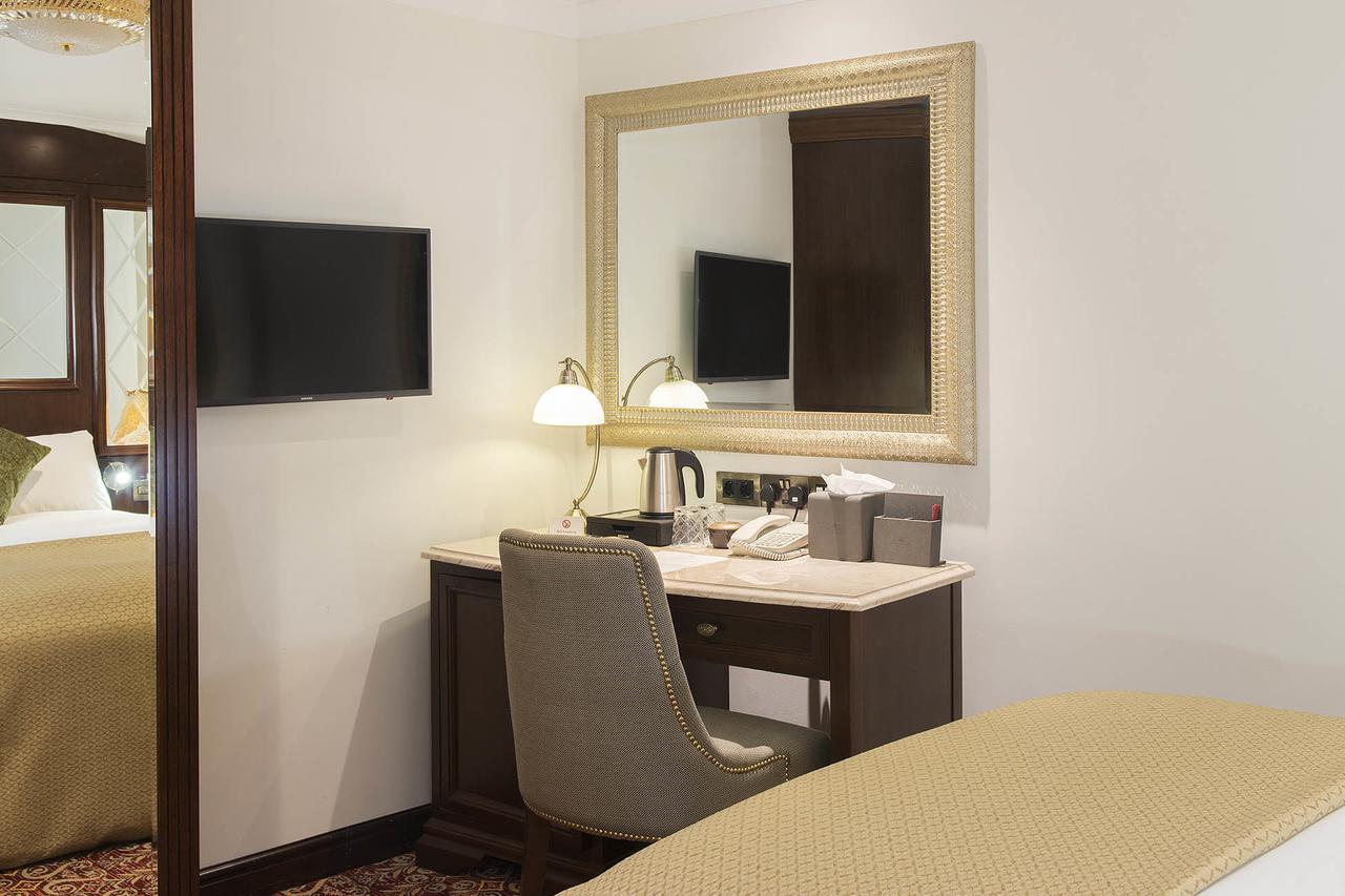 The George Street Hotel Оксфорд Екстериор снимка A vanity table in a hotel room